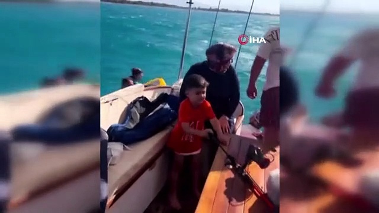 Les canoéistes qui ont été traînés par le vent violent et bloqués en pleine mer ont été secourus par un bateau d'excursion