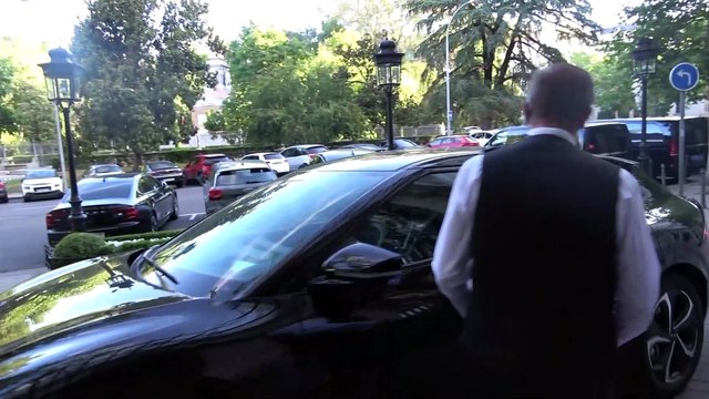 Tamara Falcó e Íñigo Onieva llegan al Hotel Ritz a pasar su 'noche de bodas'