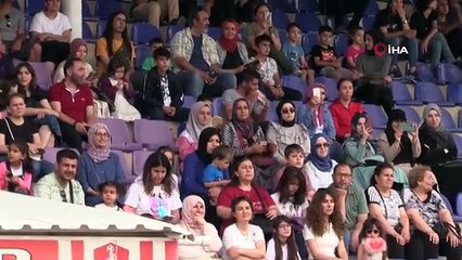 Eşekler Birinci Olmak İçin Yarıştı