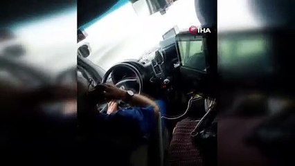 Yağışlı yolda telefonla konuştu, yolcuların canını böyle hiçe saydı