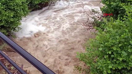 Un ruisseau a débordé sur la route du parc national du lac Abant à la suite d'une averse à Bolu