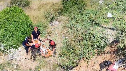 Uçurumda mahsur kalan paraşütçüyü, itfaiye kurtardı