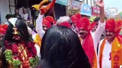 సంగారెడ్డి: పోతురాజులతో కలిసి స్టెప్పులేసిన చింతా ప్రభాకర్