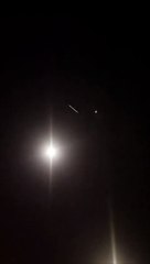 فيديو يرصد قطاراً من النقاط المضيئة في سماء السعودية