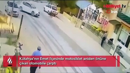 Motosikletli aniden önüne çıkan otomobile çarptı