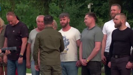Los cinco comandantes que trajo Zelenski de vuelta a Ucrania son recibidos como héroes