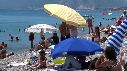 Şiddetli rüzgar dünyaca ünlü sahilde tatilcilere zor anlar yaşattı