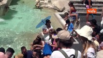 Caldo a Roma, turisti cercano refrigerio alla Fontana di Trevi