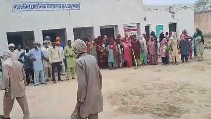 ग्रामीणों ने उठाई विद्यालय में नए कमरों के निर्माण की मांग