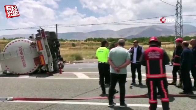 Malatya-Elazığ karayolunda yakıt dolu tanker devrildi
