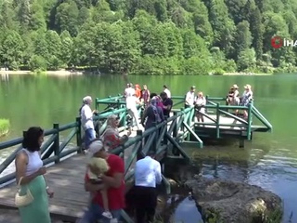 Türkiye'nin saklı cenneti Borçka Karagöl ziyaretçilerini ağırlıyor