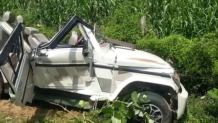 घूमने निकले छह दोस्तों की एसयूवी खाई में पलटी, दो की मौत, 4 गंभीर