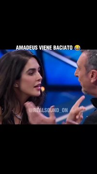 Amadeus baciato da Rocio Munoz Morales a Sanremo