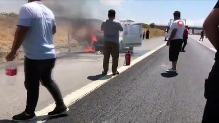 Ils se sont échappés au dernier moment de la camionnette qui a pris feu sur l'autoroute.
