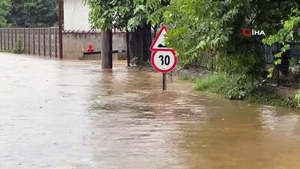 Düzce'de dere taştı, köy merkezi sular altında kaldı - Uyarı levhaları su altında kaldı