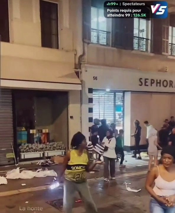 Les émeutiers ressortent du magasin avec leurs sacs comme si tout était normal et qu’ils avaient payé leurs produits. Sephora Marseille 30.06.2023