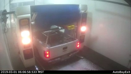 Il a oublié l'échelle sur le toit de son pick-up dans une station de lavage
