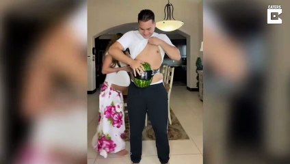 Cette future maman montre à son mari ce que c'est que d'être enceinte