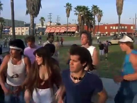 Si vous êtes attentif à ce film des années 80, vous découvrirez Jean-Claude Van Damme dans son premier rôle au cinéma