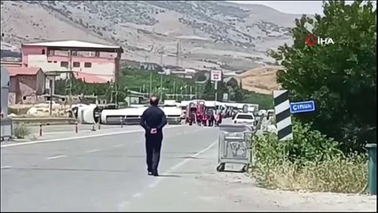 Un camion-citerne plein de carburant s'est renversé sur l'autoroute Malatya-Elazig