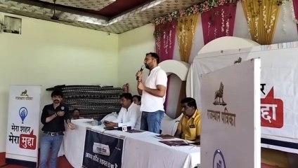 घुटनों तक भर जाता पानी, सडक़ के लिए वर्षों से इंतजार