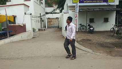 10 मिनट की बारिश में ही टापू बन रहे शासकीय कार्यालय