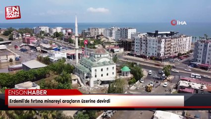 Erdemli'de fırtına minareyi araçların üzerine devirdi