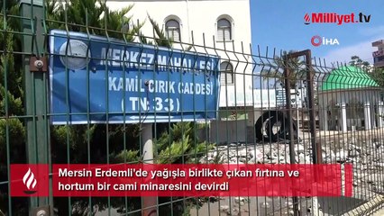 Fırtına minareyi araçların üzerine devirdi