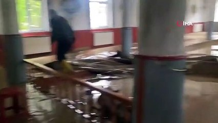 Sel sonrası cami sular altına kaldı