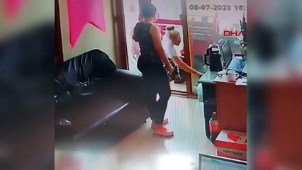 Çanakkale'de İş Yerine Yılan Girdi