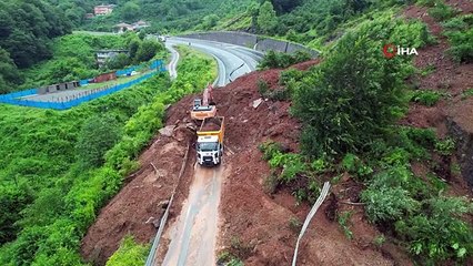 Glissement de terrain sur l'autoroute vu du ciel