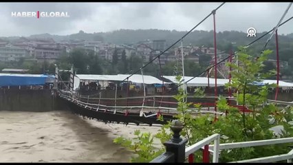 Karadeniz'de sel felaketi: Dereler taştı, araçlar duya gömüldü