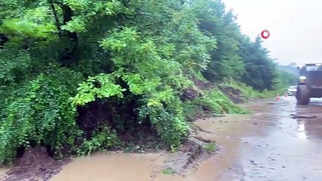 Şiddetli yağış heyelana neden oldu yol trafiğe kapandı