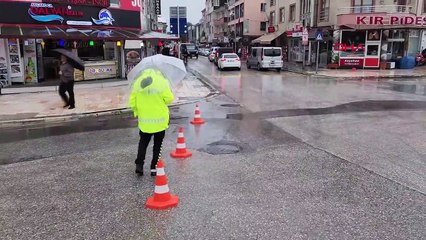 Le ruisseau monte en raison de fortes pluies à Düzce, les routes se sont effondrées