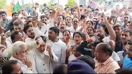 कांग्रेसियों ने घेरा श्यामला हिल्स थाना, दो घंटे चला हंगामा