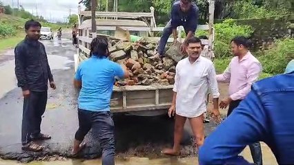 video story- हादसे से बचने के लिए जानलेवा गड्ढे को समाजसेवियों ने भरा