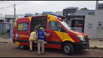 Mulher sofre luxação no braço ao cair dentro da casa no Cascavel Velho