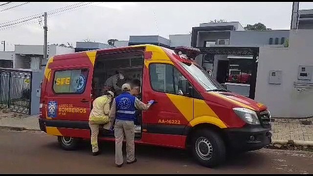Mulher sofre luxação no braço ao cair dentro da casa no Cascavel Velho
