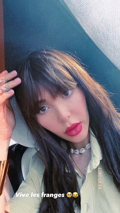 "Vive les franges", a-t-elle écrit en légende.Nabilla a craqué pour une frange.