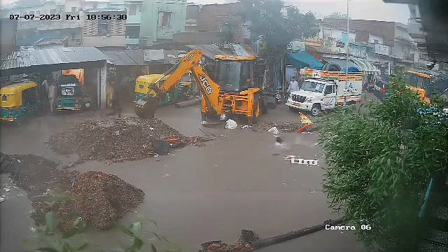 Video: अहमदाबाद में देखते-देखते पानी में समाया युवक, मुश्किल से बची जान!