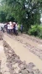 एक किमी सड़क प्रक्रिया में अटकी, कीचड़ से गुजर रही शवयात्रा