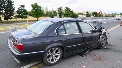 Dans l'accident au cours duquel deux véhicules sont entrés en collision à Ankara, la voiture a été écrasée comme du papier.
