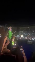 Harry Styles é atingido no rosto por objeto arremessado durante show