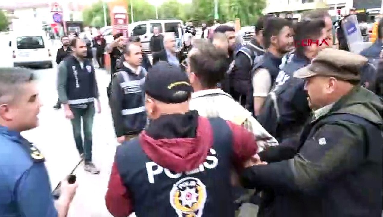 Intervention de la police dans une marche LGBTI non autorisée à Eskişehir： 18 détentions
