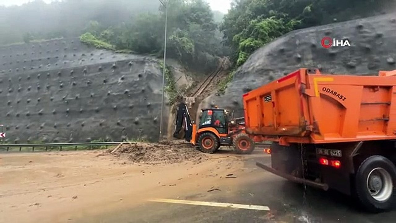 3 véhicules ont été endommagés en raison d'un glissement de terrain sur l'autoroute TEM