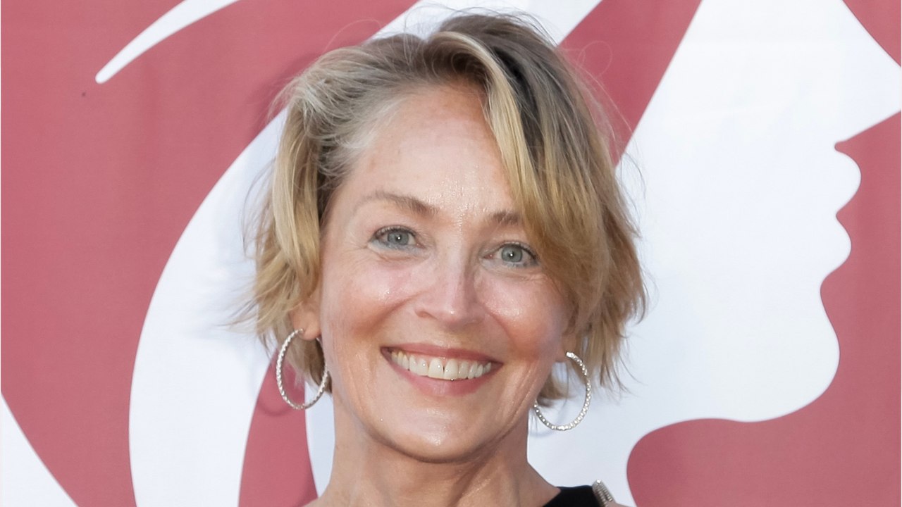GALA VIDEO – Sharon Stone au naturel : sculpturale, l’actrice de 65 ans se dévoile en maillot de bain