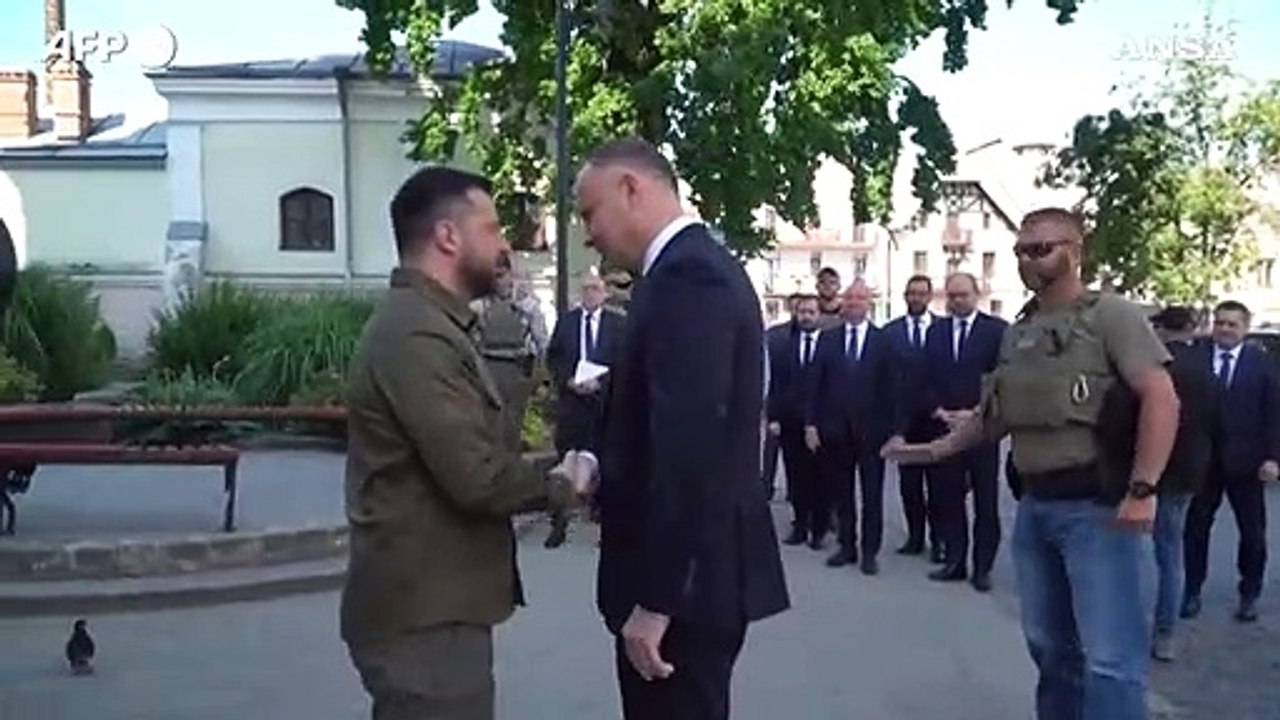 Ucraina, incontro a sorpresa tra Zelensky e il...
