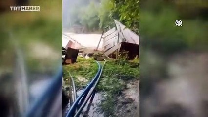 Karadeniz'de sağanak hayatı olumsuz etkiledi: Dereler taştı, yollar kapandı