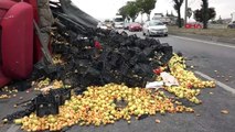Camion renversé à Eskişehir : conducteur blessé, fruits éparpillés sur la route