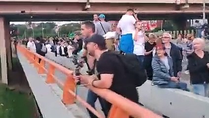 Otkrivamo:Kome smeta majica cara Dušana dok neko maše zastavom EU na protestu Srbija protiv nasilja